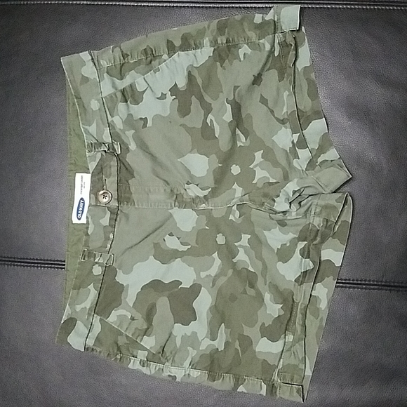 Old Navy Pants - 🍎Old Navy Everyday Mid Rise Camouflage Shorts